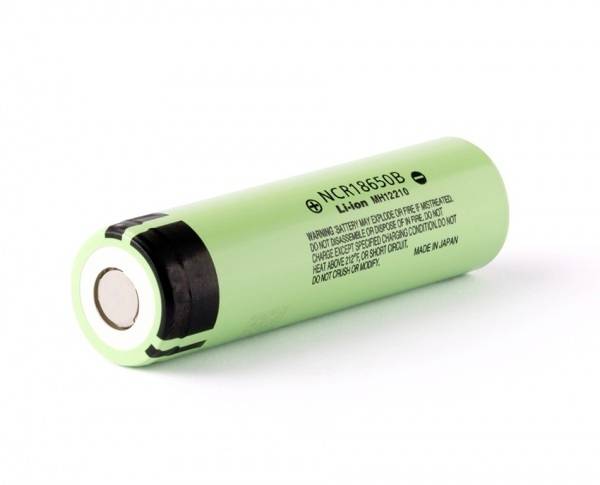 Zelená lithium-iontová baterie s nápisem „NCR18650B". Je válcovitého tvaru a často se používá v elektronických zařízeních.