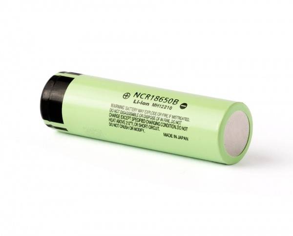 Zelená válcovitá lithium-iontová baterie s nápisem 'NCR18650B'.