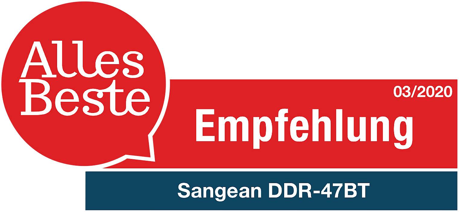 „Nejlepší doporučení 03/2020" a „Sangean DDR-47BT" jsou umístěny v červeném a modrém banneru, který označuje doporučení.