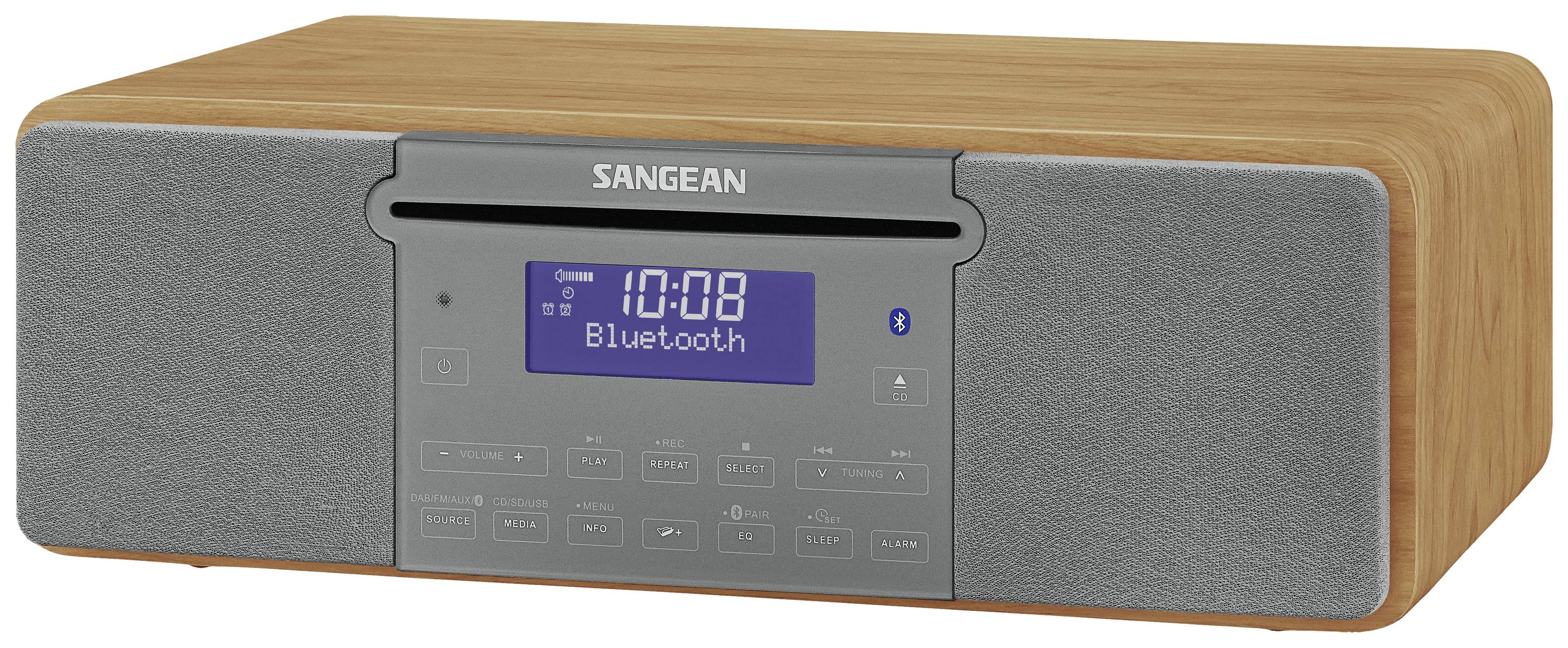 Dřevěné rádio s šedým předním displejem zobrazuje '10:08' a 'Bluetooth'. Je vidět několik ovládacích tlačítek a štěrbina na CD.