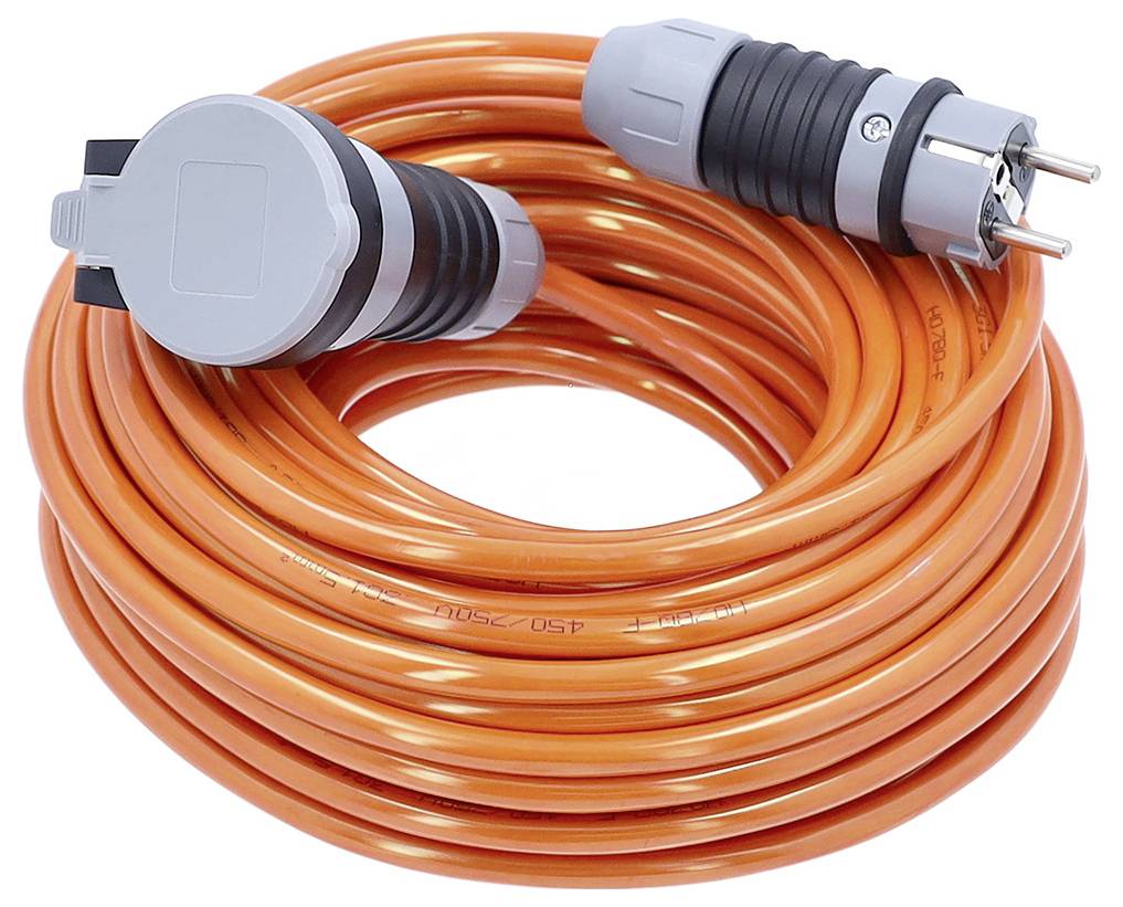 Svinutý oranžový prodlužovací kabel s dvěma šedými zástrčkami na bílém pozadí.