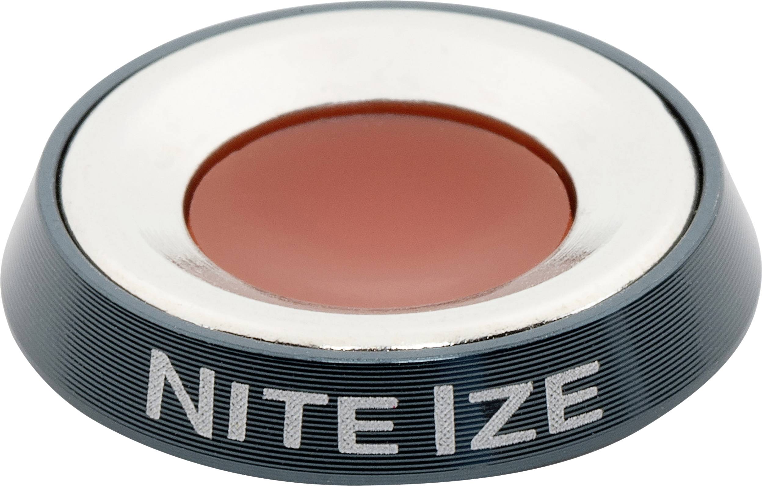 Detailní záběr kulatého kovového tlačítka s modrým lemováním, na jehož straně je nápis 'NITE IZE' a lesklým červeným středem.