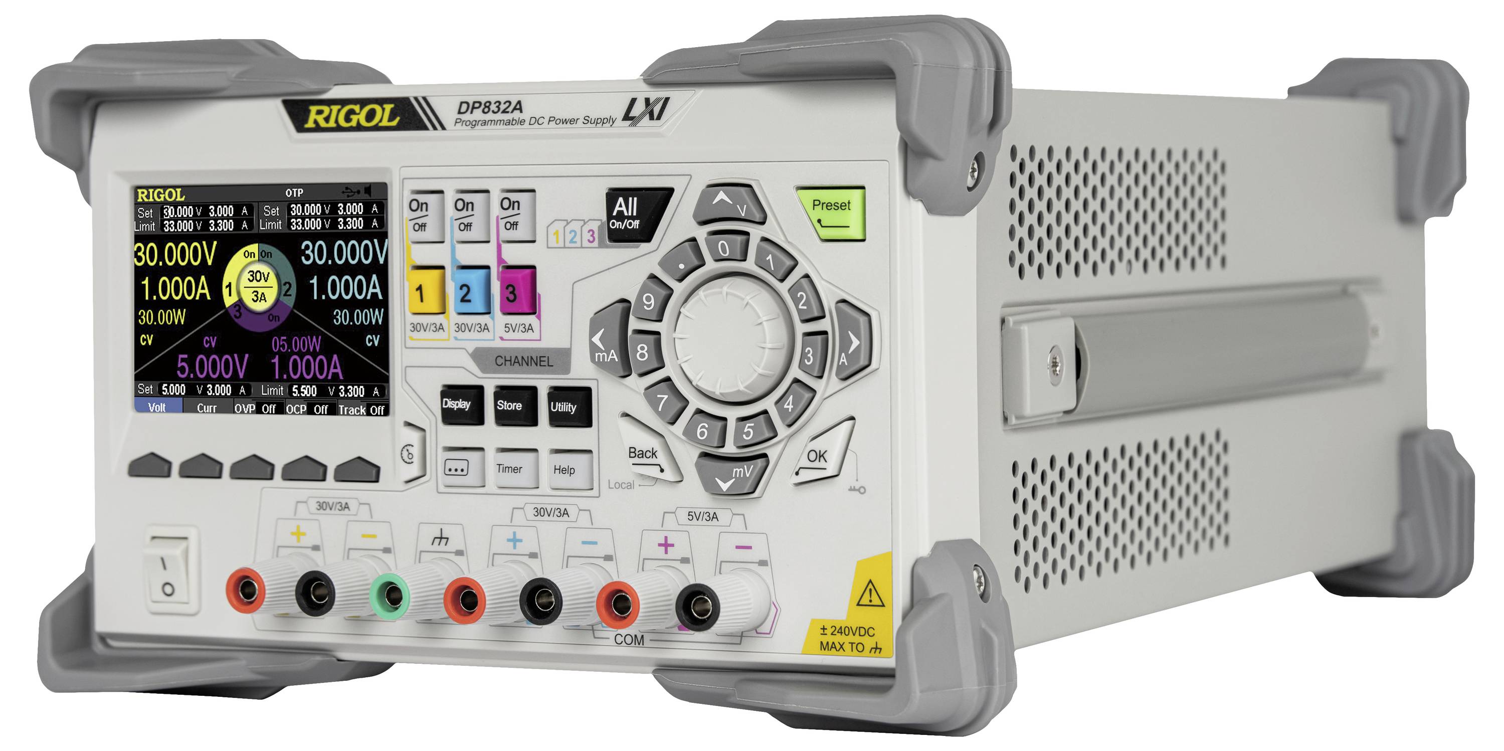 Přesný napájecí zdroj s displejem, tlačítky a konektory zobrazuje měřené údaje. Název značky 'Rigol', model 'DP832A' na předním panelu.
