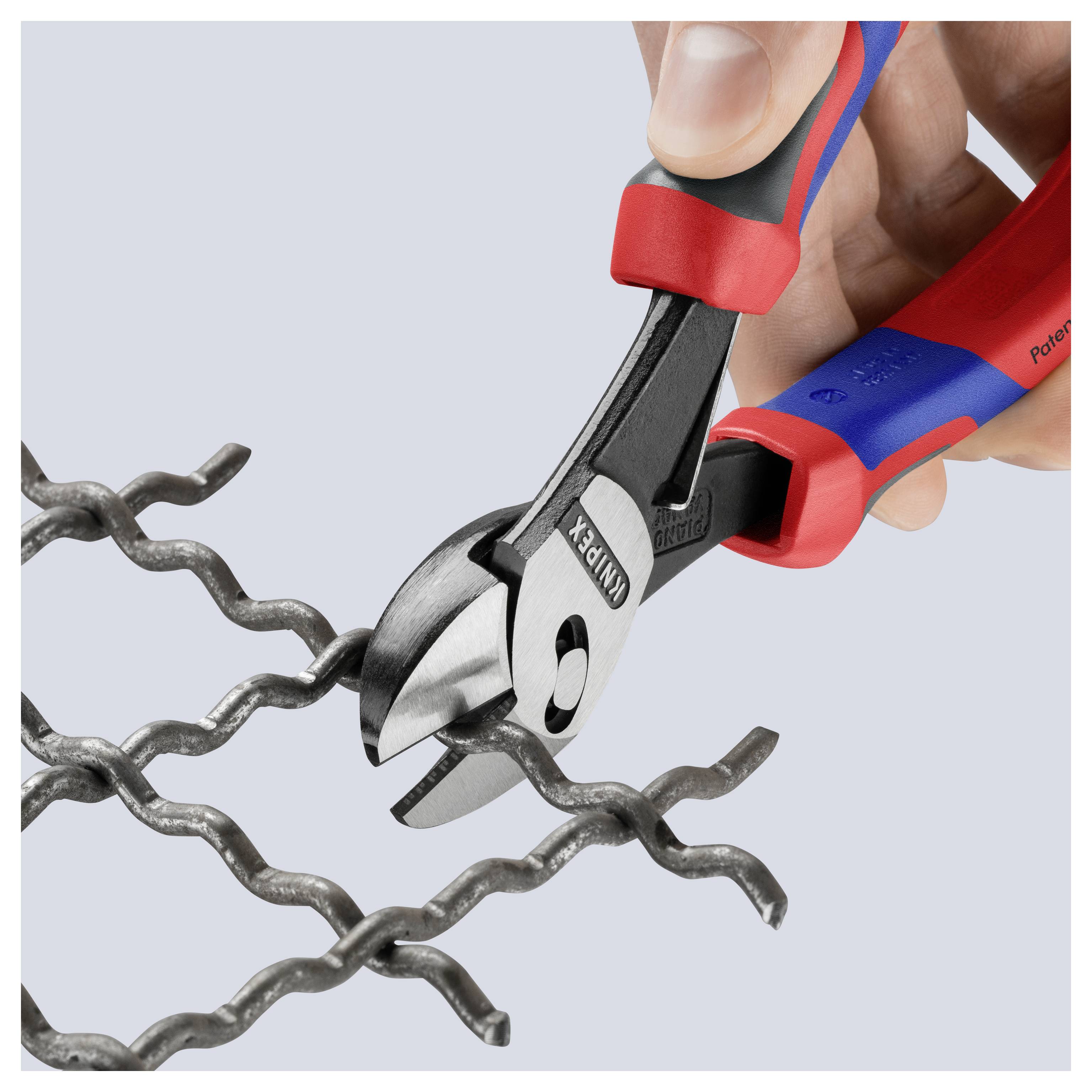 Ruka používá modro-červené diagonální štípací kleště k přestřižení kovového drátu, což demonstruje ostrost a přesnost nástroje.