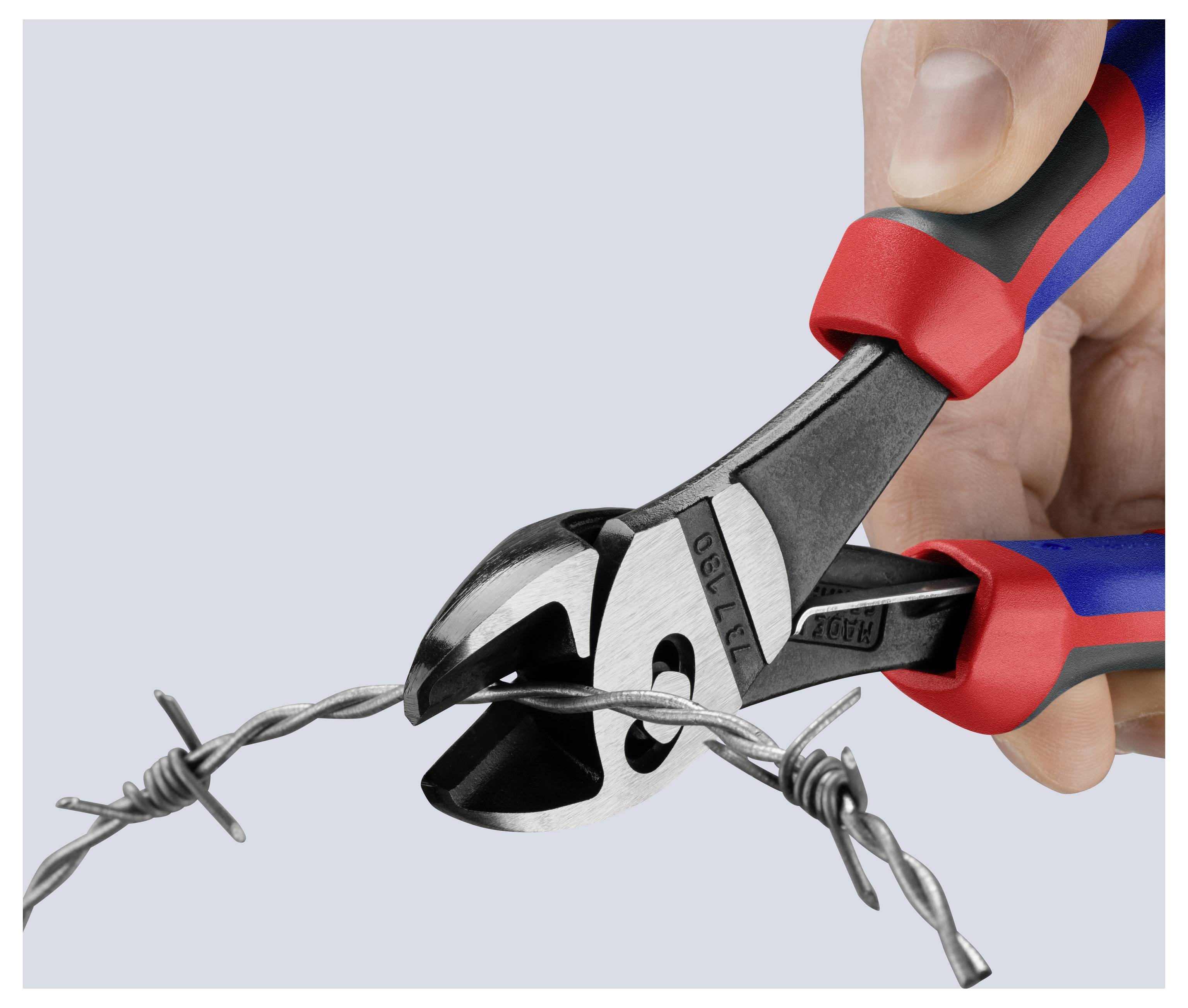 Ruka používá červeně a modře rukověťové štípací kleště na štípání kusu ostnatého drátu.
