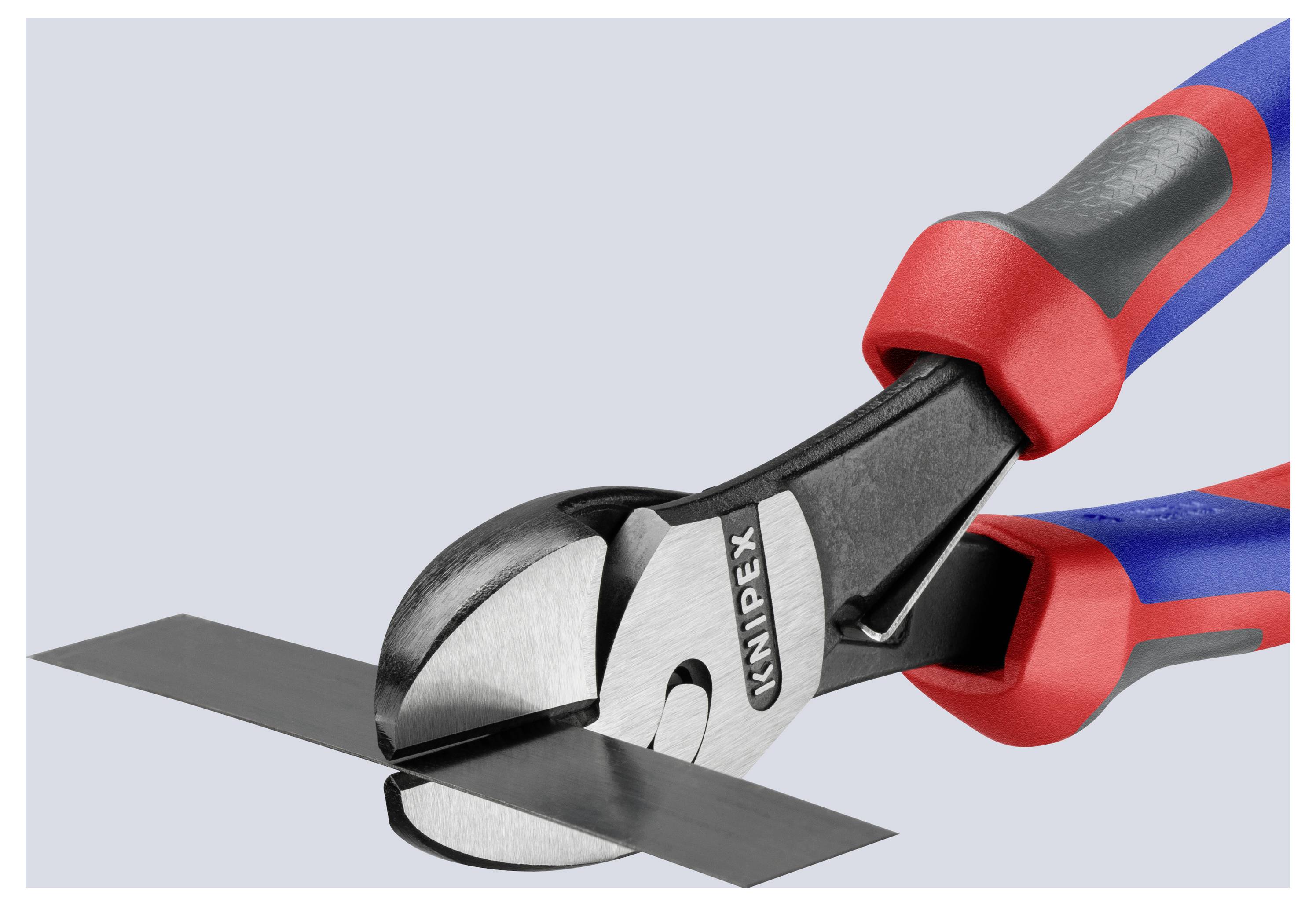Detailní záběr páru řezacích kleští s červenou a modrou rukojetí, které oddělují pás kovu na světle šedém pozadí.