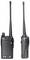Dva černé ruční radiostanice s dlouhými anténami, pohled zezadu a z boku, zobrazující ovládací prvky a funkčnost.