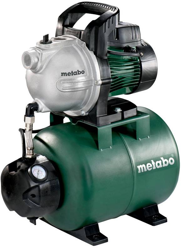 Elektrickompressor Metabo se zelenou nádrží, černým pouzdrem motoru a tlakoměrem, zobrazen na bílém pozadí.