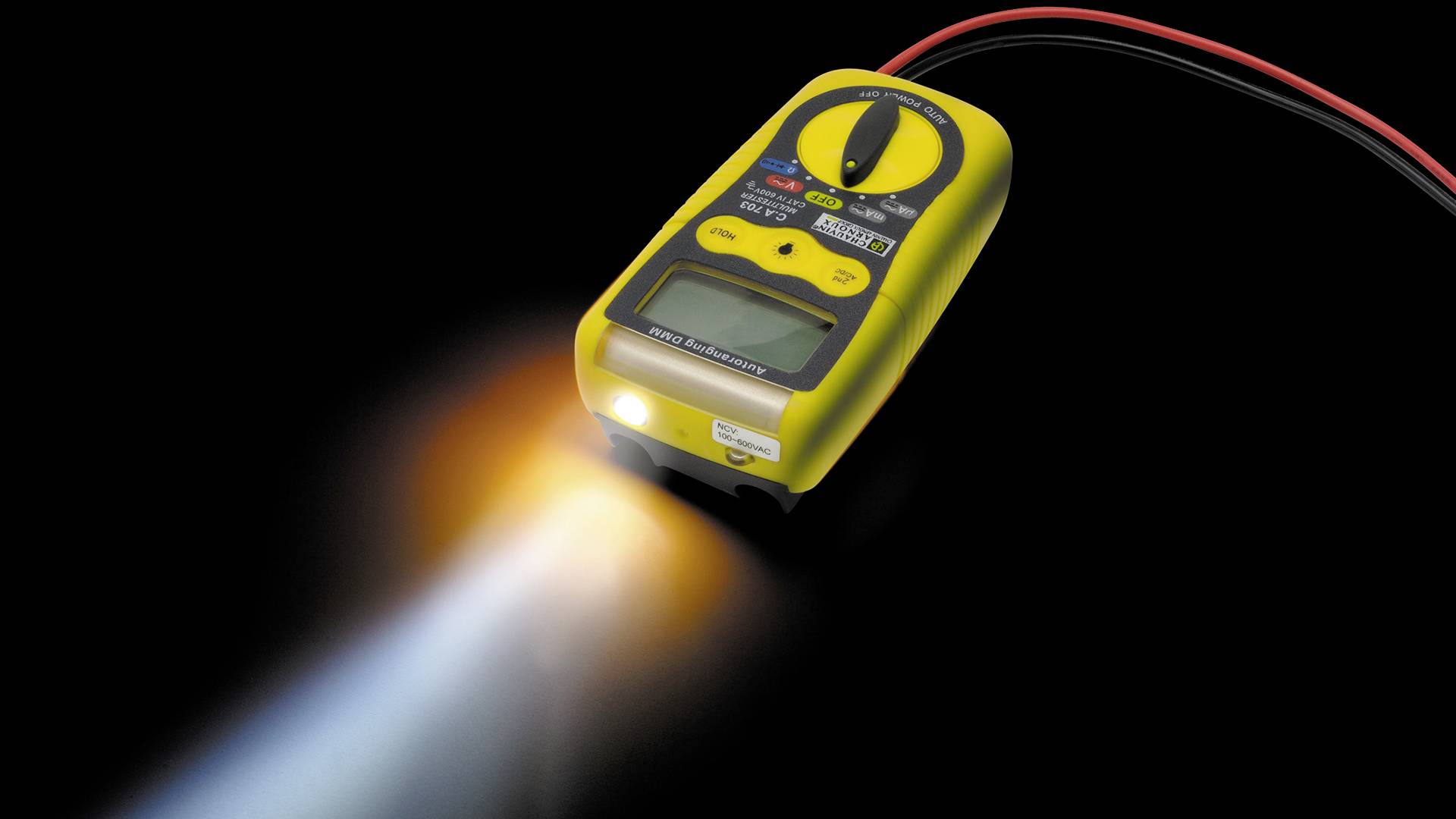 Žluté digitální multimetr s funkcí svítilny ukazuje LCD displej a různé měřicí módy.