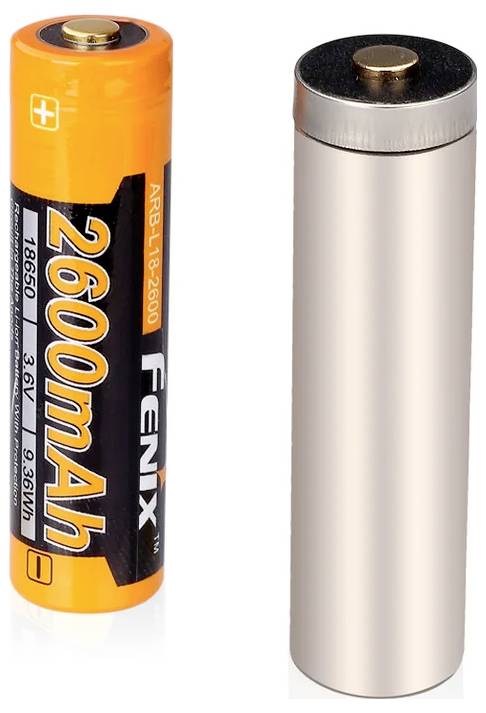 Dva válcové akumulátory, jeden oranžový s nápisem '2600mAh' a jeden stříbrný bez označení, stojí vzpřímeně vedle sebe.