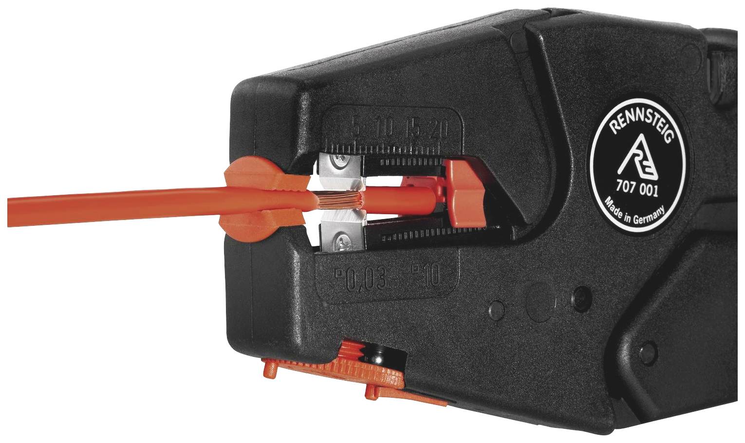Odizolovací kleště značky Rennsteig drží oranžový kabel. Jsou opatřeny nápisem „Made in Germany".