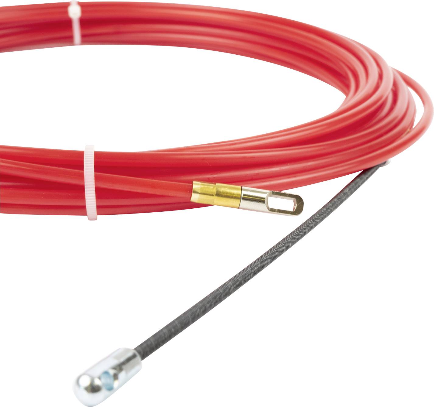 Červený skleněný optický kabel namotaný do role, je viditelná kovová koncová krytka. Používá se pro komunikaci a přenos dat.