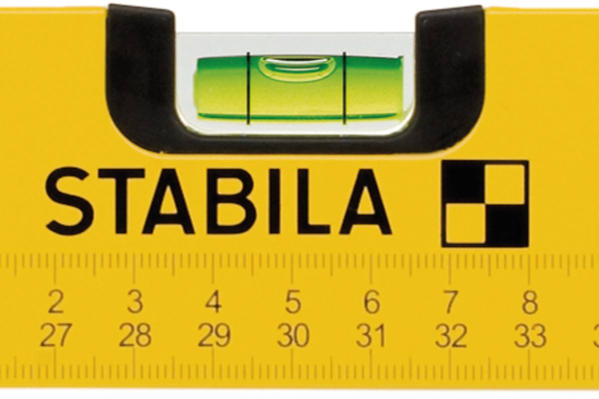 Vodováha v žluté barvě s nápisem 'Stabila' a libelou uprostřed ukazuje horizontální vyrovnání.