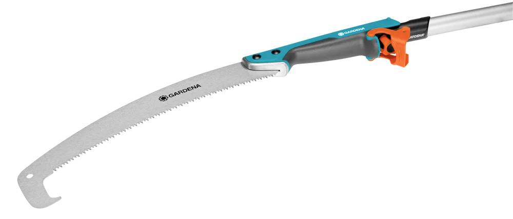 Zahradní pila s ohnutým ostřím a ergonomickou rukojetí, vhodná pro řezání větví v různých výškách.