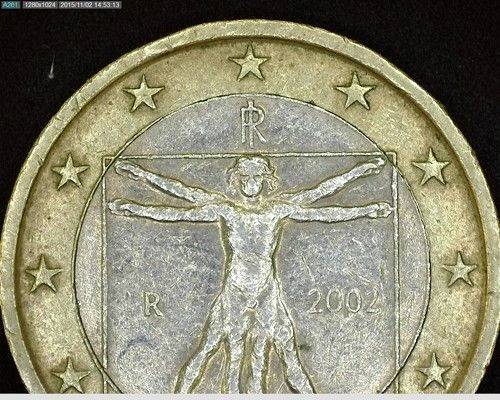 Italská mince v hodnotě 1 euro zobrazující Leonardovu Vitruviánského muže, obklopená 12 hvězdami.