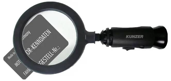 Smartphone se zadním krytem s texturou dřeva a čtyřmi objektivy fotoaparátu v levém horním rohu.