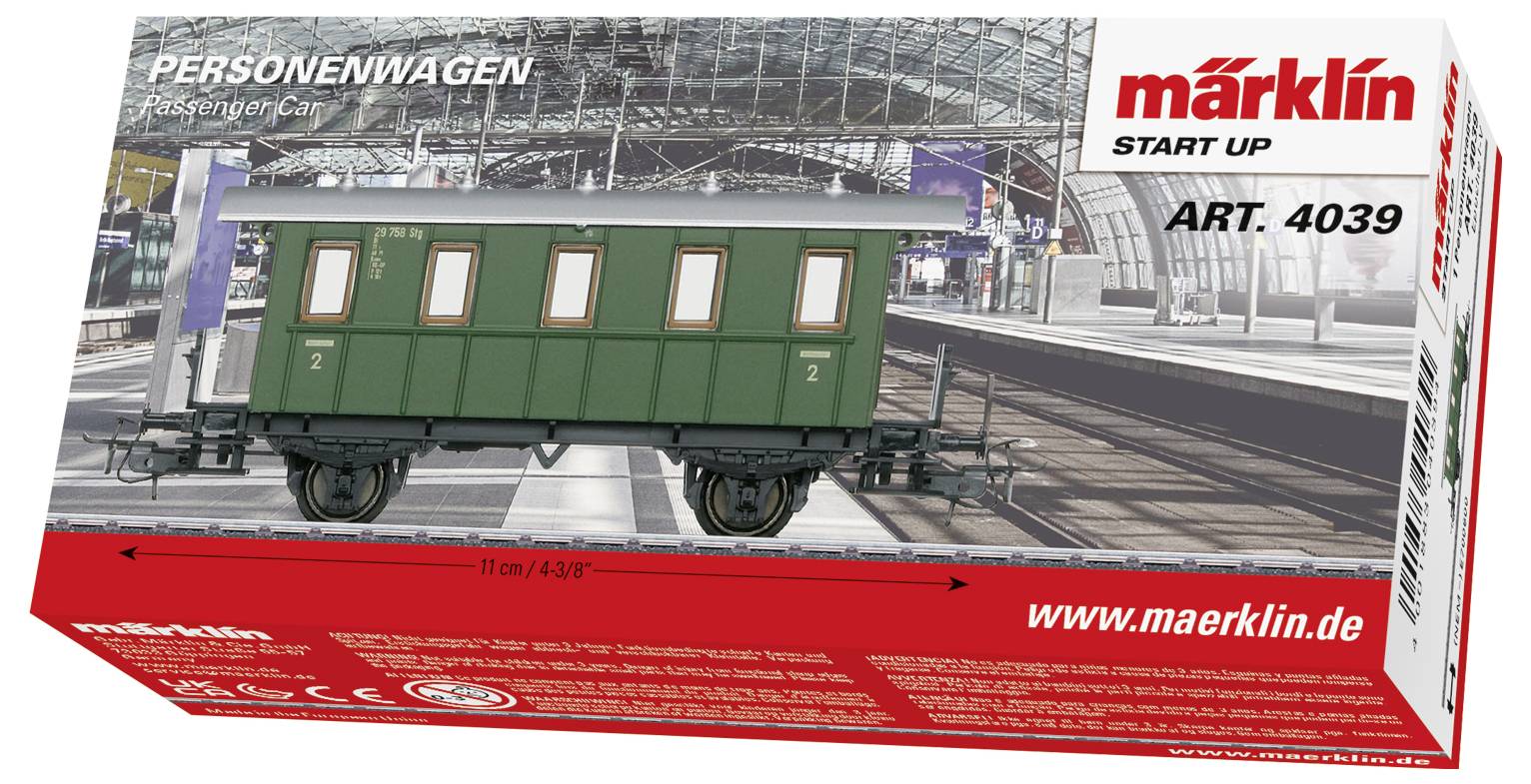 'Model osobního vozu Märklin Start Up před podkladem nádraží. Č. 4039.'