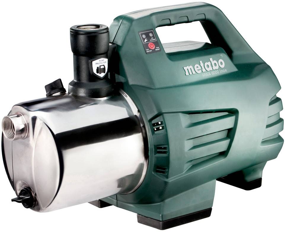 Zelená elektrická vodní pumpa Metabo s pouzdrem z nerezavějící oceli a horní rukojetí, zobrazená na bílém pozadí.
