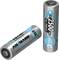 Baterie Ansmann Typ 2500 AA, jedna ležící a jedna stojící, s nápisem o kapacitě 2400mAh a nízkém úbytku energie.
