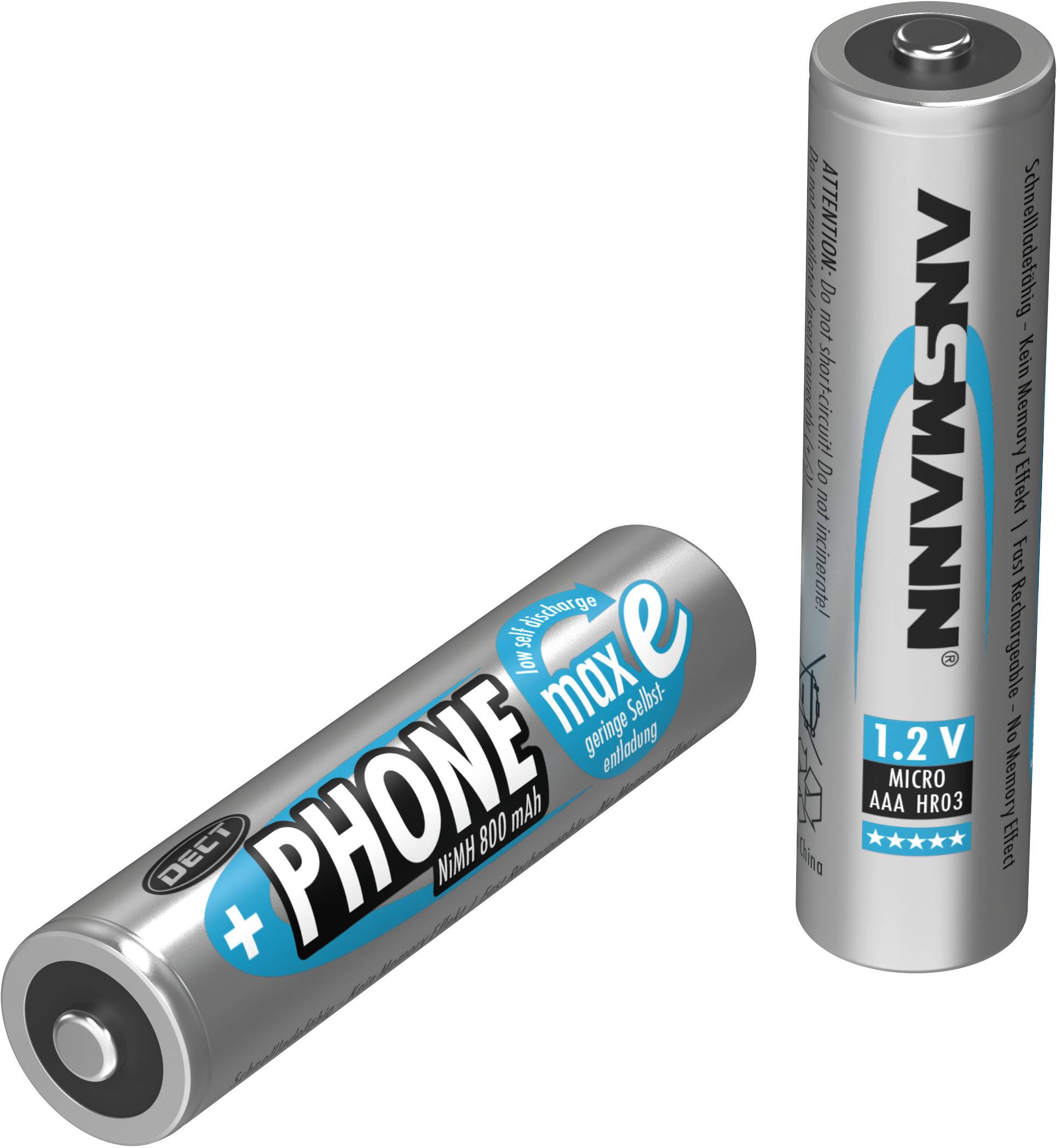 Dvě stříbrné akumulátorové baterie s nápisem 'PHONE max e 900 mAh' a 'ANSMANN 1.2V Micro AAA HR03', vzpřímené a položené.