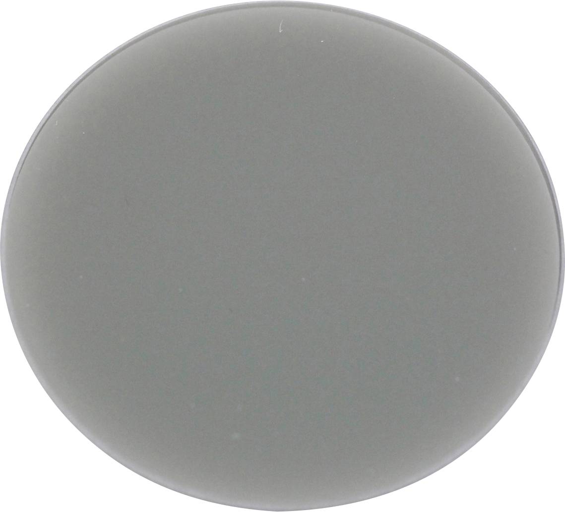 Šedý kulatý disk, pravděpodobně čočka nebo filtr, před neutrálním pozadím.