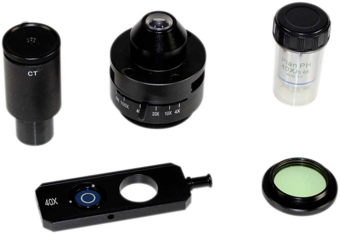 Mikroskopická sada příslušenství s různými čočkami a komponenty: okuláry, revolverový měnič, objektiv, světelný filtr a barevný filtr.