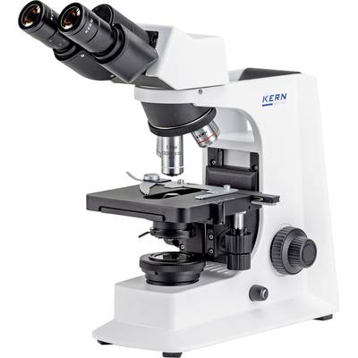 Bílý laboratorní mikroskop s několika okuláry a zaostřovacím šroubem. Používá se pro zvětšování vzorků.