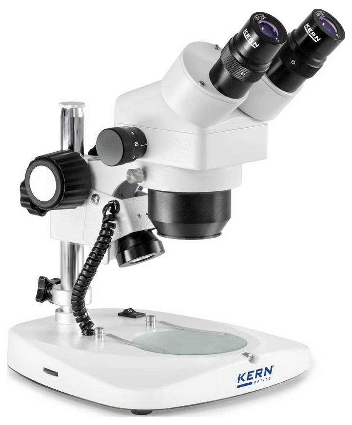 Binokulární mikroskop s pevnými čočkami, otočnými ovladači a bílým stojanem. Vhodný pro laboratorní vyšetření, značka 'Kern'.