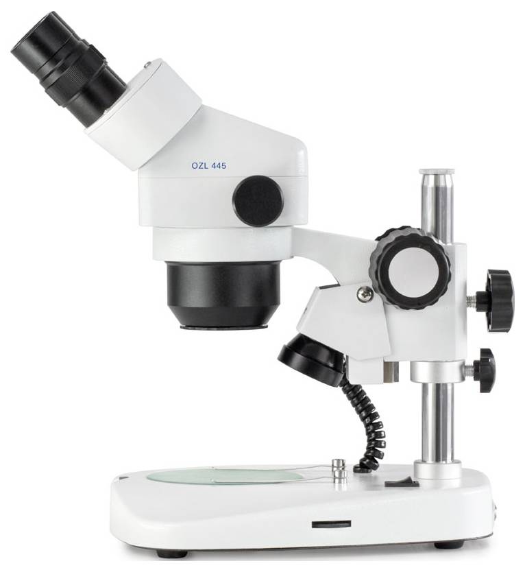 Bílý stereomikroskop s černým okulárem a nastavitelným stojanem. Je vybaven otočnými knoflíky pro zaostřování a nastavení.