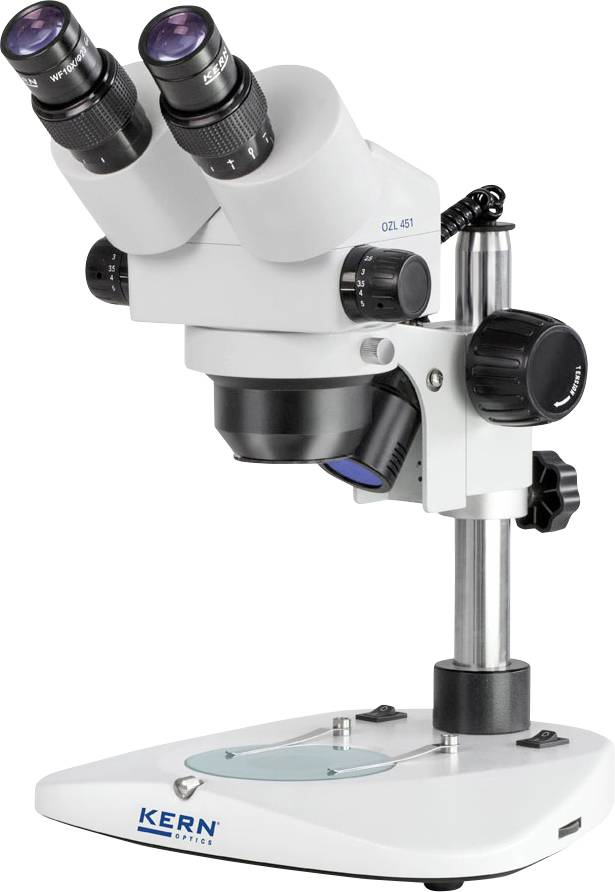 Stereomikroskop na bílém pozadí. Má dva okuláry a je namontován na stabilním stojanu, vhodný pro přesné zvětšení.