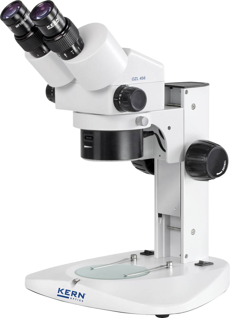 Mikroskop se dvěma okuláry a několika nastavovacími knoflíky na stabilním bílém stativu, vhodný pro laboratorní pozorování.