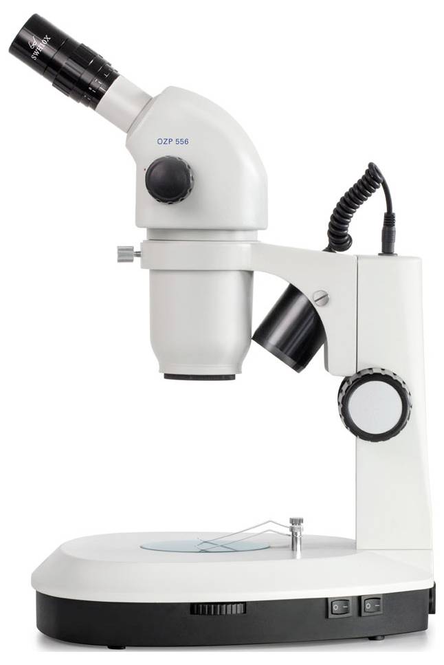 Bílý mikroskop s okulárem a objektivem, vhodný pro vědecký výzkum a laboratorní práce.