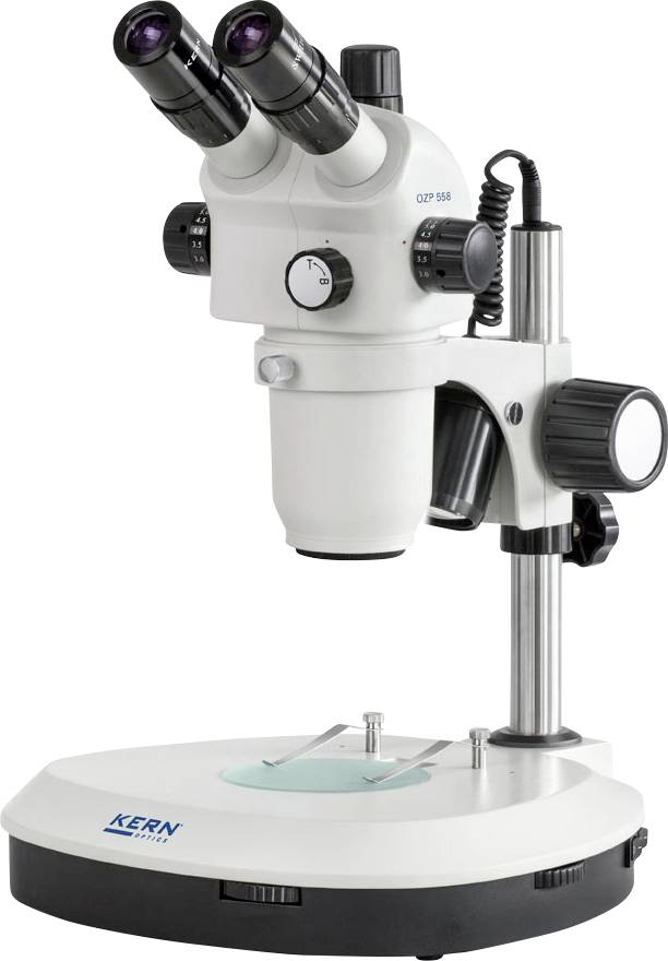 Bílý stereomikroskop se dvěma okuláry umístěný na stabilním stativu. Vhodný pro vědecké analýzy a pozorování.