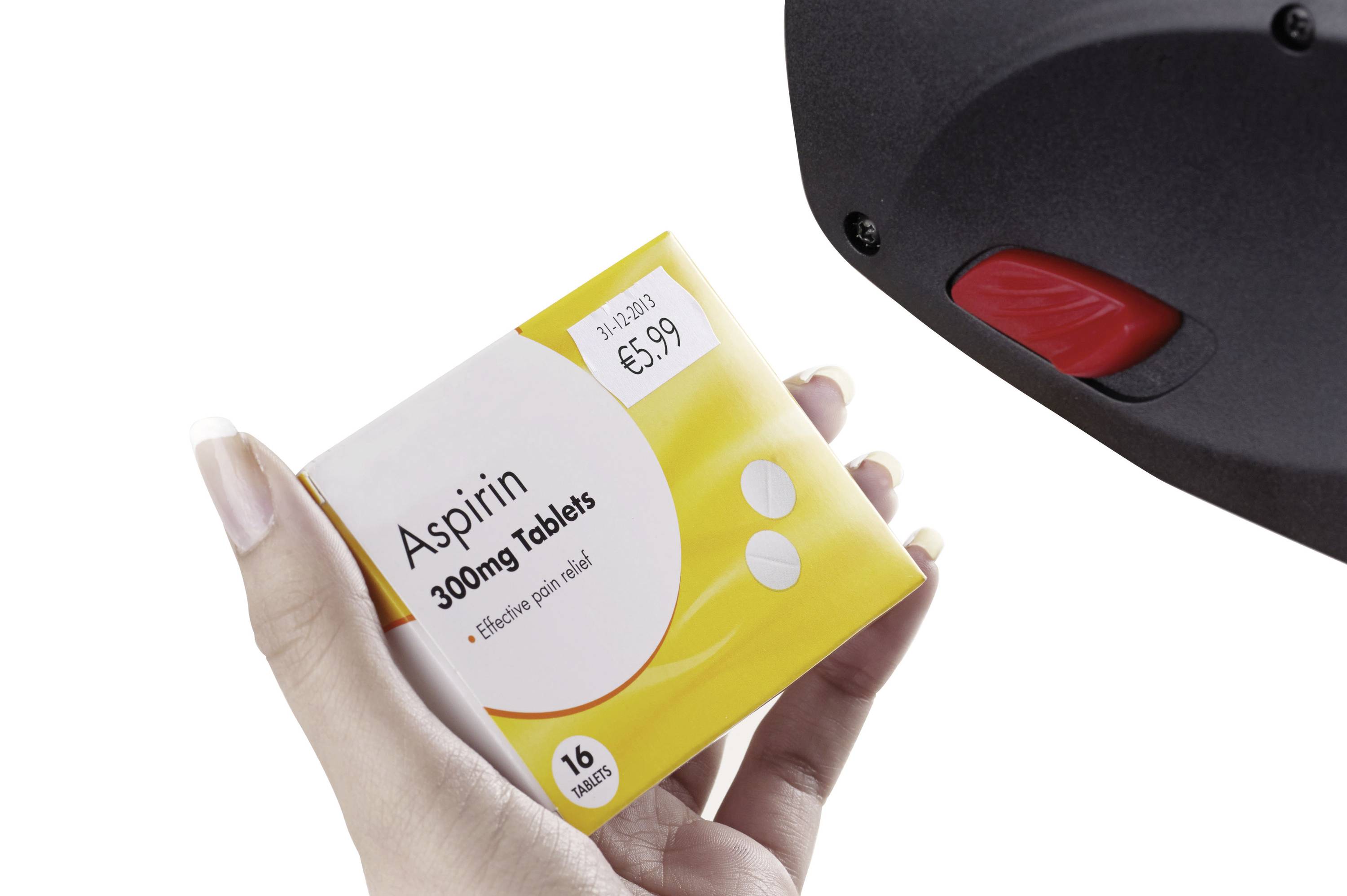 Jedna ruka drží balení aspirinových tablet, zatímco čtečka čárových kódů skenuje cenu 5,99 £.