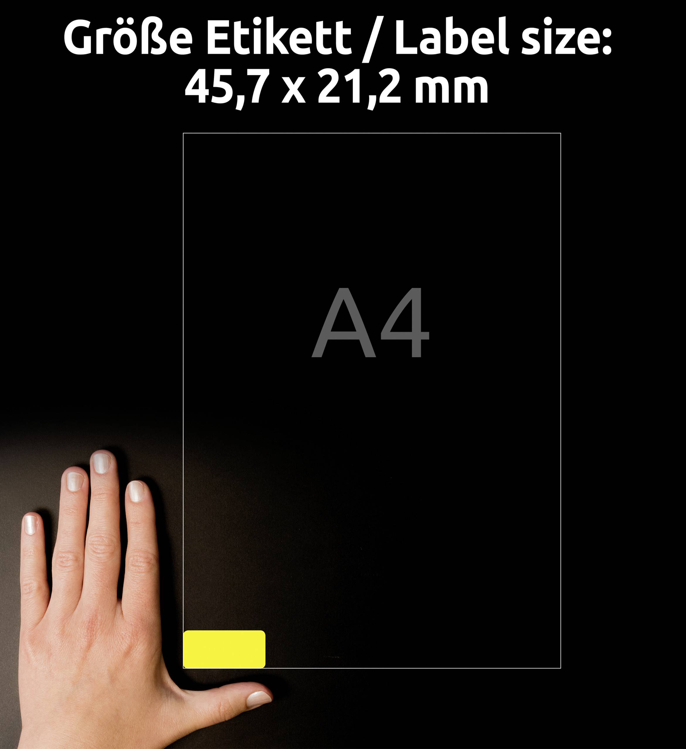 Jedna ruka ukazuje na list papíru formátu A4 s žlutou nálepkou v rohu. Text na nálepce uvádí: „Velikost etikety / Label size: 45,7 x 21,2 mm".