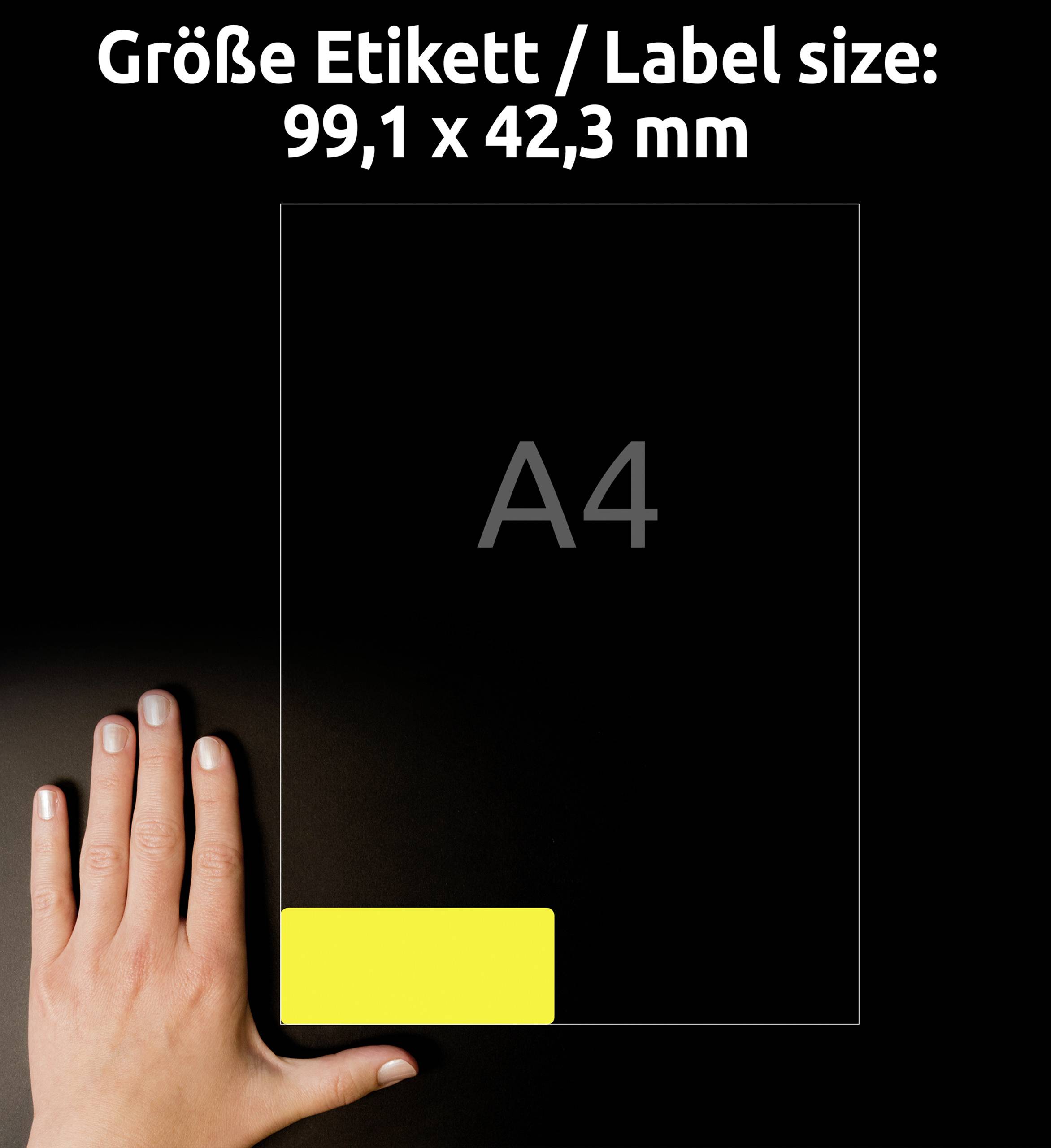 Ruka ukazuje na list formátu A4 s žlutou etiketou dole. Text: 'Velikost etikety / Velikost štítku: 99,1 x 42,3 mm'.