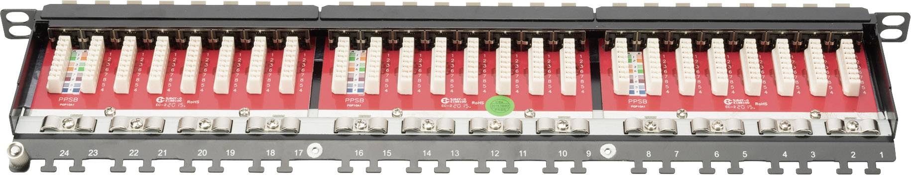 Patch panel s několika porty a červeně zvýrazněnými popisy. Používá se k organizaci síťových připojení v serverovnách.