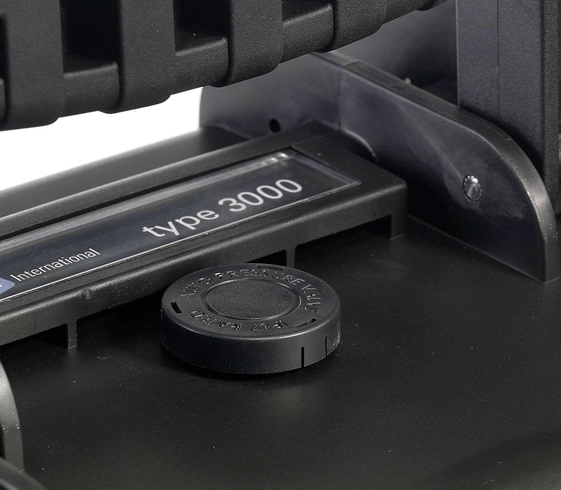 Detailní snímek zařízení s nápisem 'typ 3000'. Poblíž označení se nachází černý ventil nebo tlačítko, pravděpodobně součást nějakého přístroje.