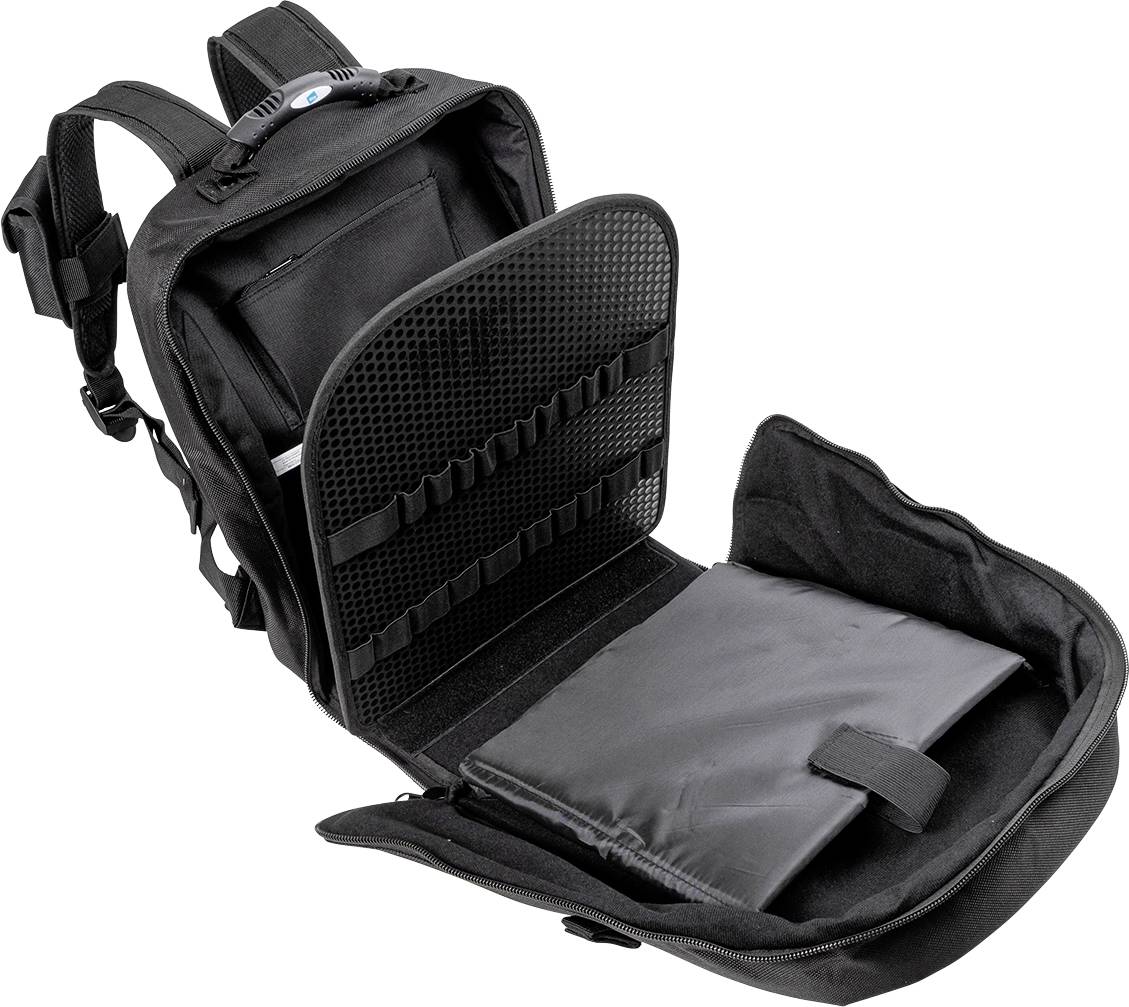 Otevřený černý batoh s prostorem pro notebook. Batoh má několik kapes a popruhů.