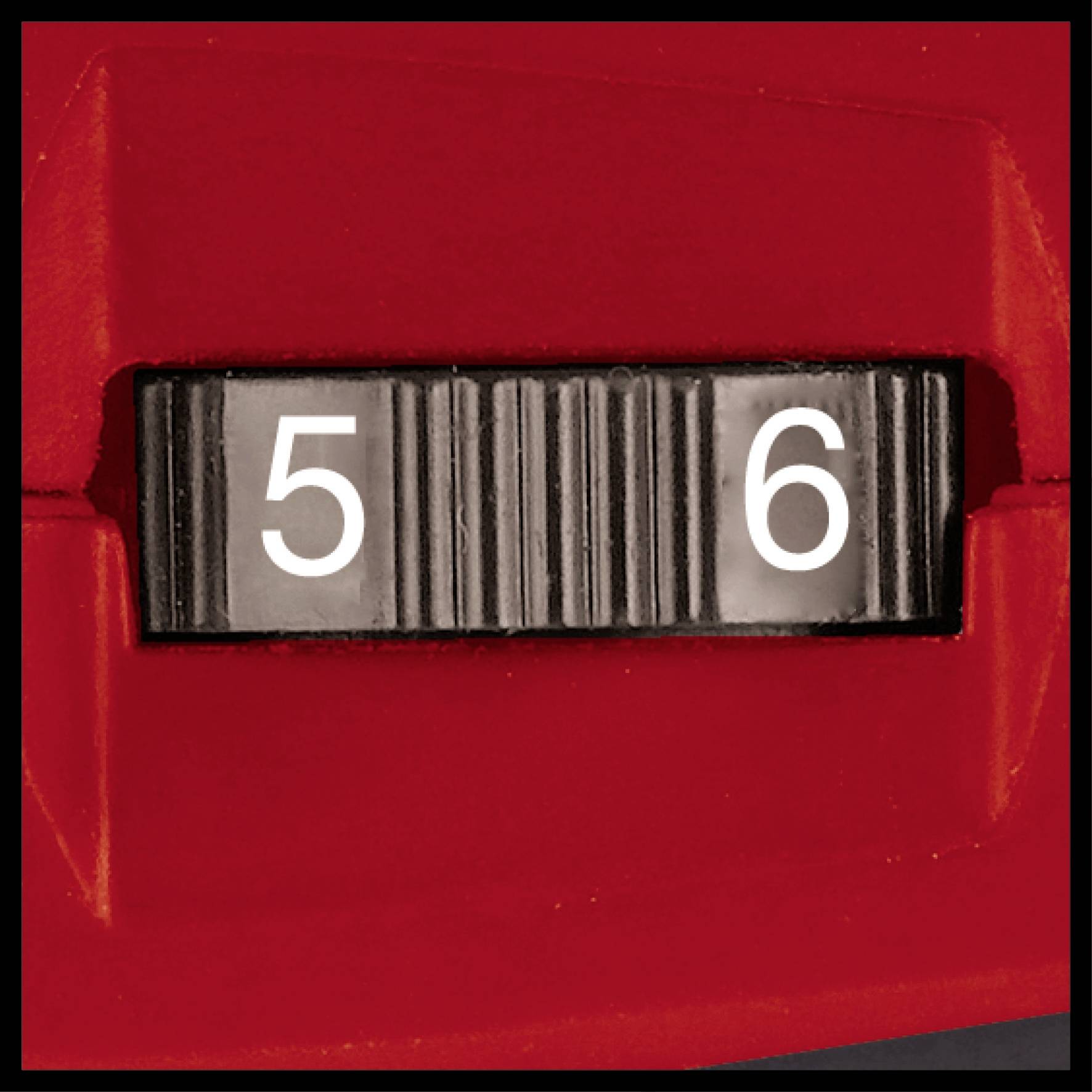 '56' zobrazeno na mechanickém počítadle v červeném poli.