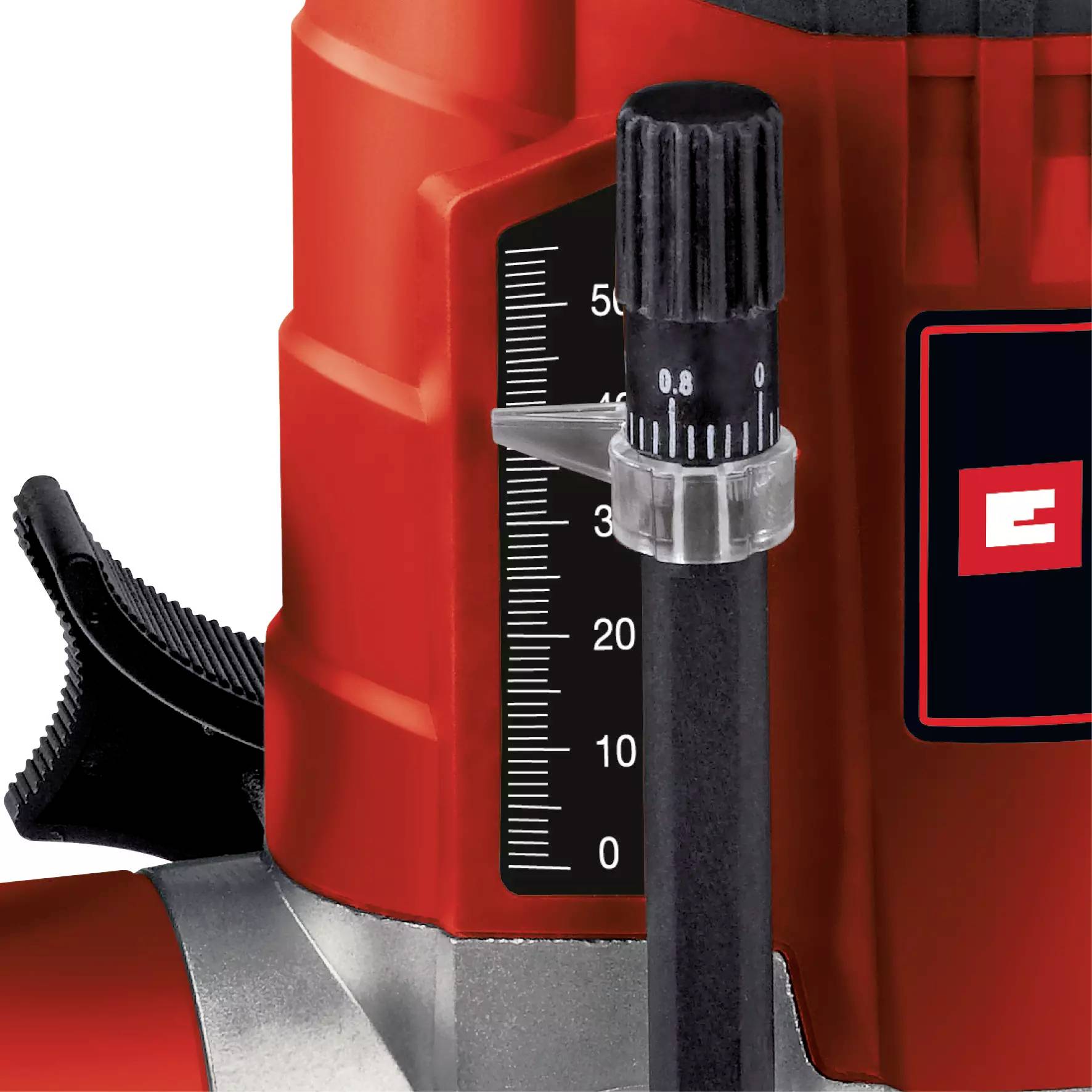 Červený elektrický těla nástroje se stupnicí a regulátorem pro nastavení hloubky. Výrazné logo s bílým písmenem na červeném pozadí.