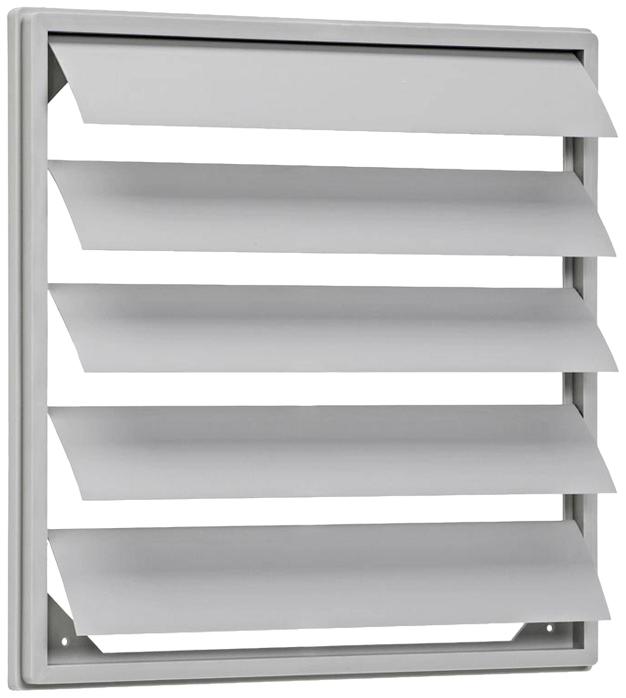 Šedá ventilační mřížka se šikmo umístěnými lamelami, které umožňují průchod vzduchu a zároveň poskytují soukromí.