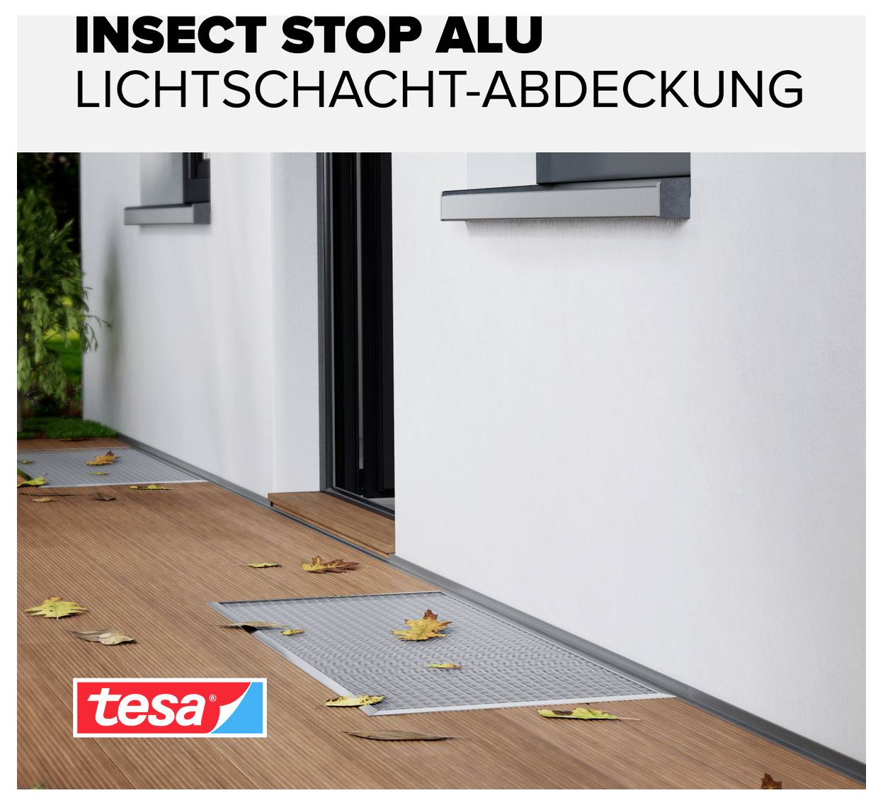 Reklamní obrázek krytiny světlíku 'INSECT STOP ALU' od značky tesa před stěnou domu s dřevěnou terasou a listím.