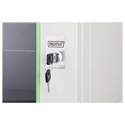 Zámek s vloženými klíči na bílém panelu s nápisem DIGITUS, na pozadí se měkkým osvětlením.
