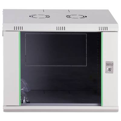 Malá, prázdná, na stěnu zavěšená serverová skříň se skleněnými dvířky, s větracími ventilátory umístěnými nahoře a uzamykatelnou klovou kliku na straně.