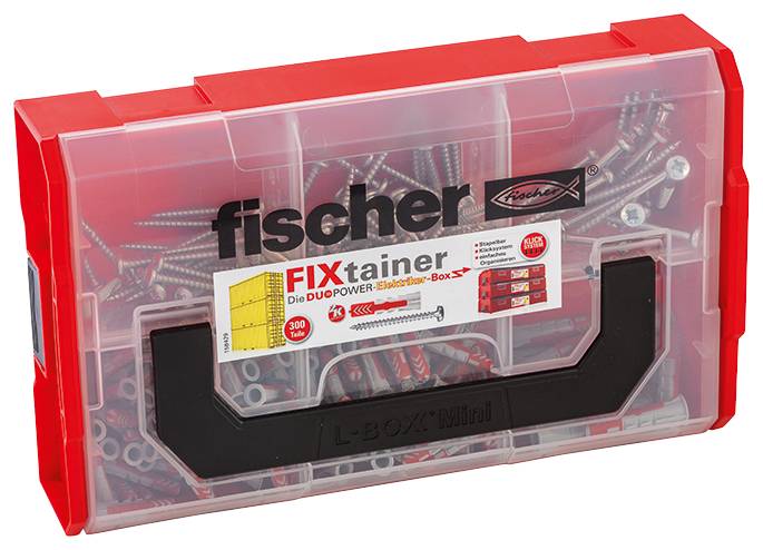 Průhledná červená plastová úložná krabice naplněná rozmanitými šrouby a kotvami do zdi, označená „fischer FIXtainer" s černou rukojetí.