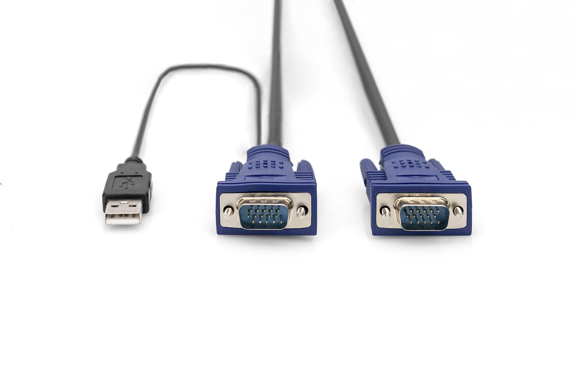 Tři kabely s různými konektory: vlevo USB konektor, vpravo dva modré VGA konektory, vše na bílém pozadí.