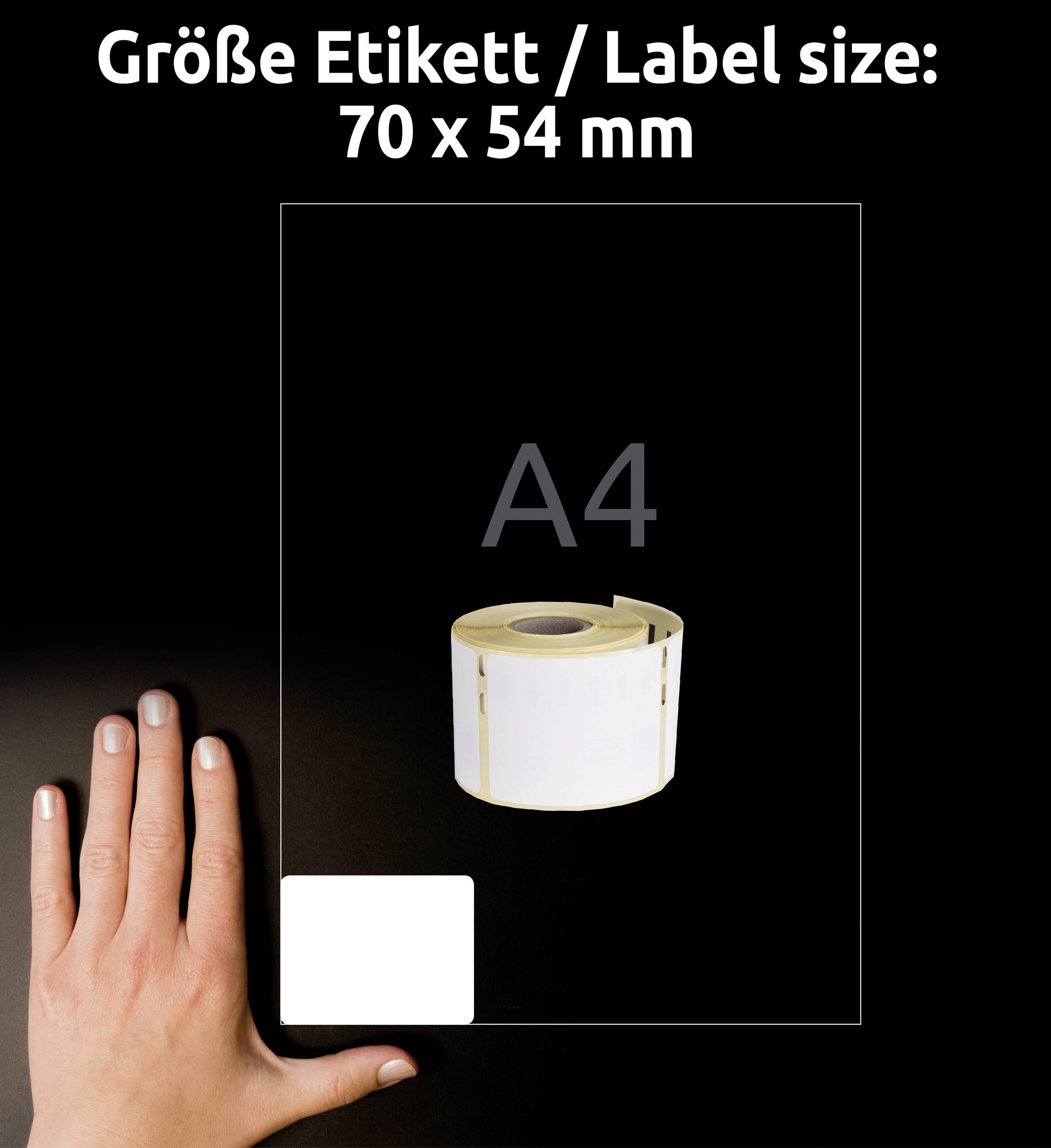 Etiketa s nápisem "Velikost etikety / Label size: 70 x 54 mm" vedle ruky na černém pozadí.
