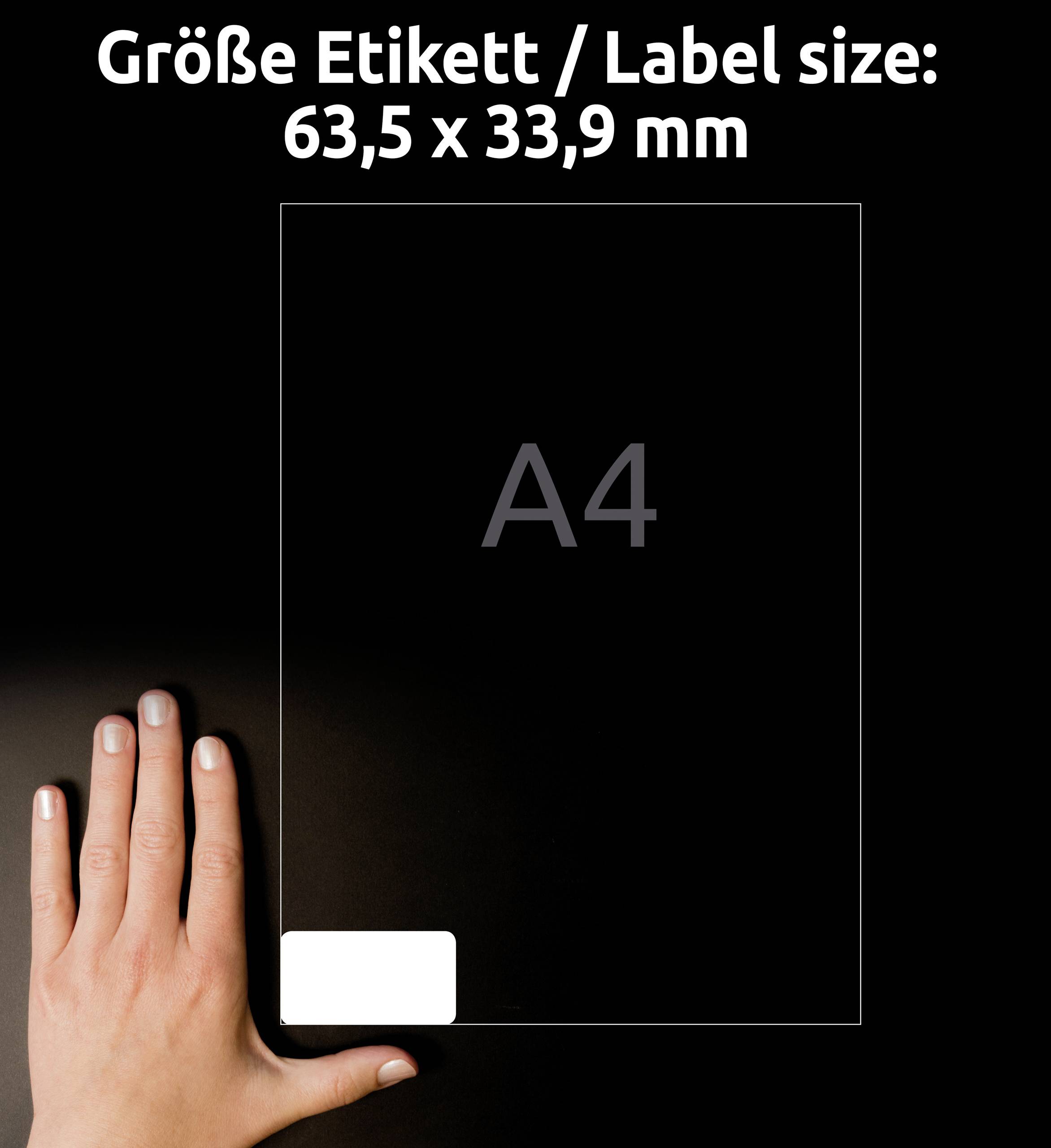 Velikost štítku / Rozměr štítku: 63,5 x 33,9 mm. Zobrazuje ruku vedle listu formátu A4 s vyznačenou velikostí štítku.
