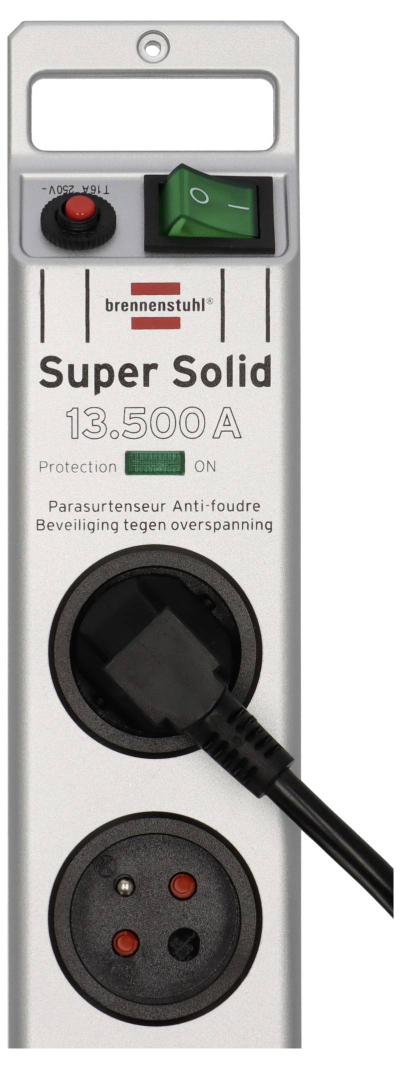 Detailní záběr na přepěťovou ochranu Brennenstuhl Super Solid se dvěma osvětlenými spínači a více zásuvkami.